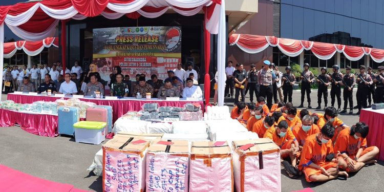 Polda Jatim Musnakan 80,674kg dan ekstasi sebanyak 13772 butir hasil Operasi Tumpas Narkoba Selama Juli-Agustus 2023