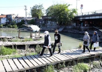Busukan di Kampung 1001 Malam Dupak, Gubernur Khofifah Bagi 250 Paket Sembako kepada Warga ‘Unregistered People’