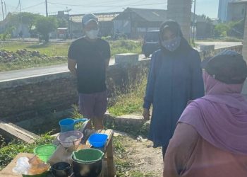 Mimik Idayana Anggota Komisi D DPRD Sidoarjo Berikan Bantuan ke Pemulung