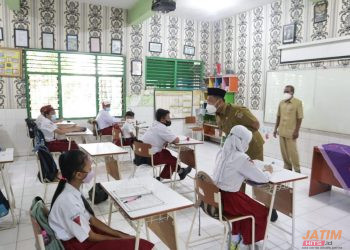 Bupati Gresik Tinjau Pelaksanaan PTM hari Pertama di Gresik