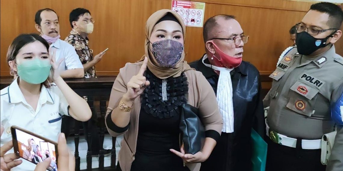 Janji Hakim Tak Dipenuhi, Pengacara Yang Menjadi Terdakwa UU ITE Protes 12 Janji Hakim Tak Dipenuhi, Pengacara Yang Menjadi Terdakwa UU ITE Protes