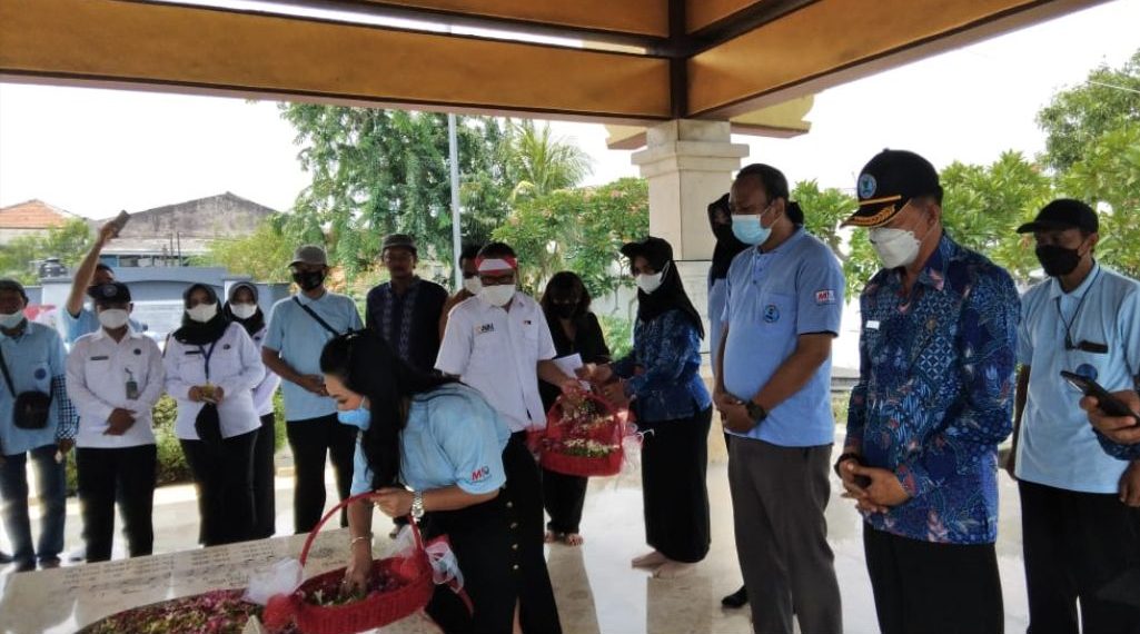 Peringati Hari Pahlawan, BNNK Surabaya Bersama Media Online Gelar Acara Tabur Bunga di Makam Pencipta lagu Indonesia Raya
