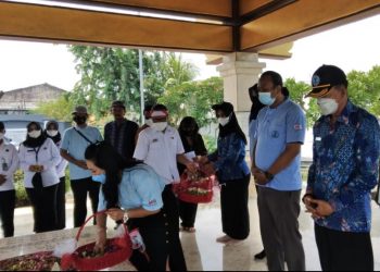 Peringati Hari Pahlawan, BNNK Surabaya Bersama Media Online Gelar Acara Tabur Bunga di Makam Pencipta lagu Indonesia Raya