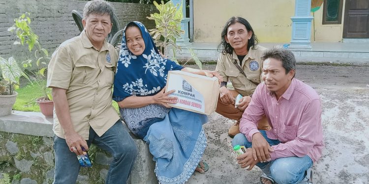 Perwakilan Kompak Memberikan Bantuan Sembako