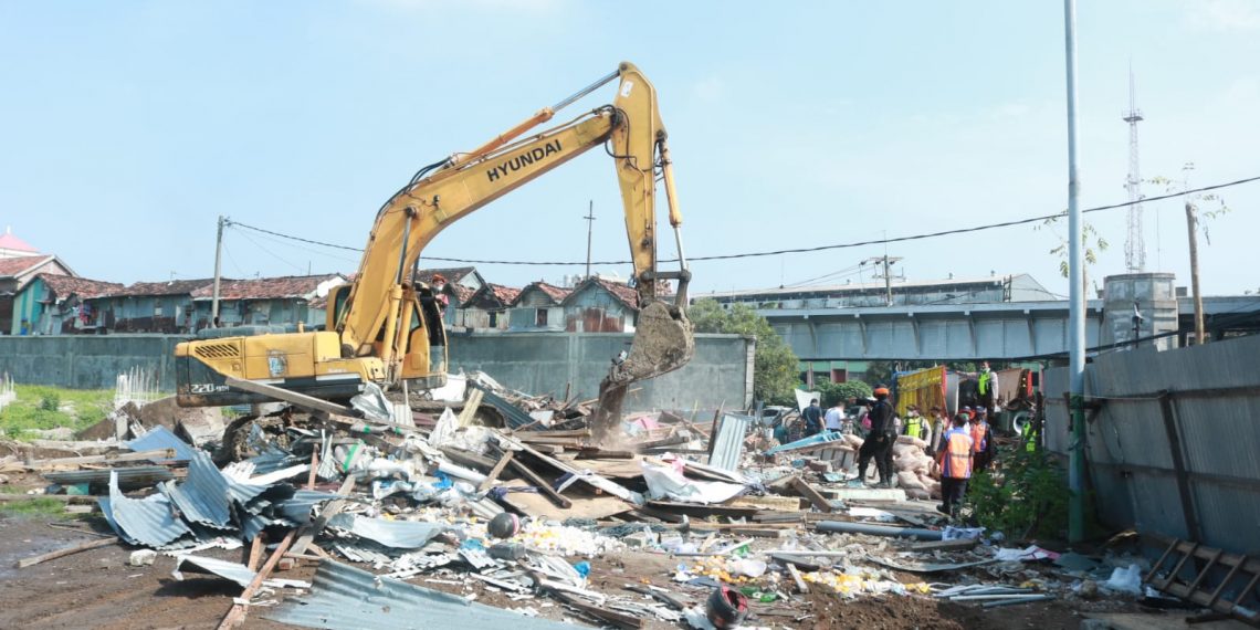 Demi Amankan Aset Negara Seluas 8700 m2, KAI Bongkar Bangunan Liar di Kawasan Alun-Alun Contong.