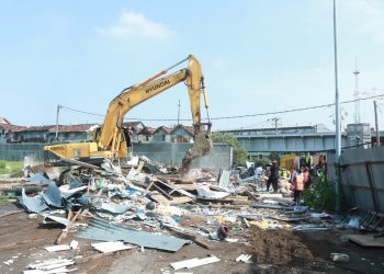 Demi Amankan Aset Negara Seluas 8700 m2, KAI Bongkar Bangunan Liar di Kawasan Alun-Alun Contong.