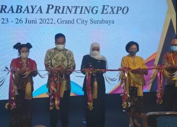 Gubernur Jawa Timur Khofifah Indar Parawansa Membuka Langsung Pameran Surabaya Printing Expo (SPE) 2022 di Grand City Surabaya