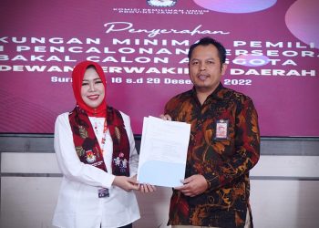 Siap Jadi Anggota DPD RI Dapil Jatim, Aktivis Perempuan dan Pegiat Sosial Siti Rafika Hardhiansari Serahkan Dokumen Syarat Dukungan Bakal Calon Anggota DPD Jatim ke KPU Jatim