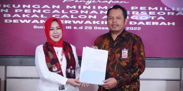 Siap Jadi Anggota DPD RI Dapil Jatim, Aktivis Perempuan dan Pegiat Sosial Siti Rafika Hardhiansari Serahkan Dokumen Syarat Dukungan Bakal Calon Anggota DPD Jatim ke KPU Jatim