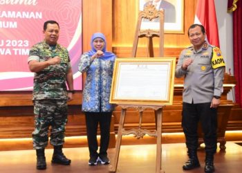 Antisipasi Gangguan PerayaanTahun Baru 2023, Gubernur Khofifah Dan Forkopimda Jatim Tanda Tangani 8 Komitmen dan Kesepakatan Bersama