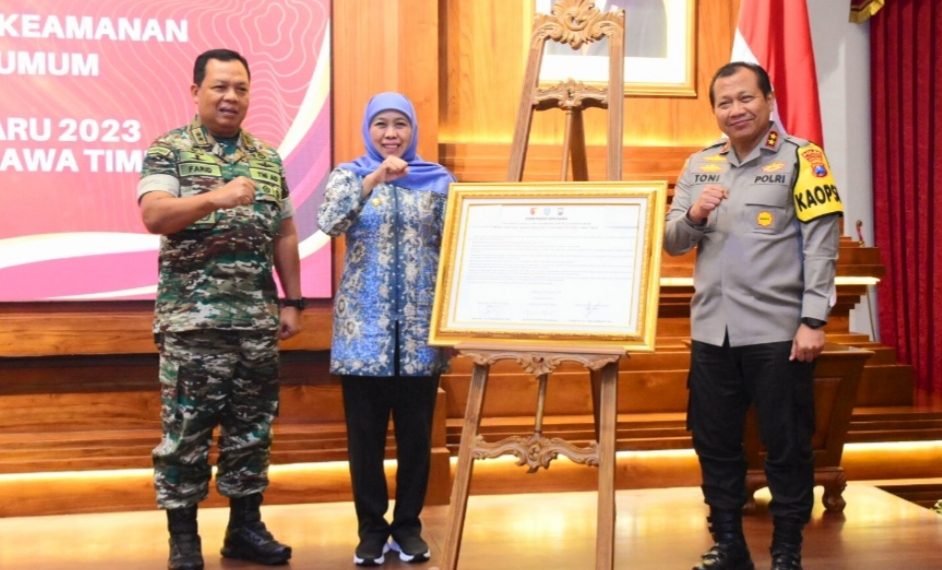 Antisipasi Gangguan PerayaanTahun Baru 2023, Gubernur Khofifah Dan Forkopimda Jatim Tanda Tangani 8 Komitmen dan Kesepakatan Bersama