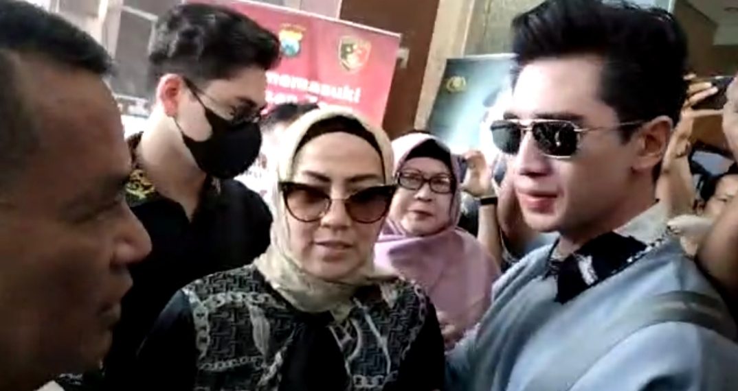 Lengkapi BAP, Venna Melinda Datangi Polda Jatim di Dampingi 2 Anak Sayangan dan Hotman Paris 13 Lengkapi BAP, Venna Melinda Datangi Polda Jatim di Dampingi 2 Anak Sayangan dan Hotman Paris