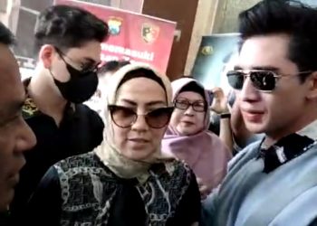 Lengkapi BAP, Venna Melinda Datangi Polda Jatim di Dampingi 2 Anak Sayangan dan Hotman Paris