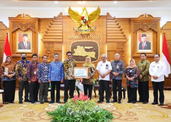 Gubernur Khofifah Terima Penghargaan Dari Ombudsman Berkat Tingkat Kepatuhan Standar Pelayanan Publik Jatim 2022 Berkualitas Tinggi