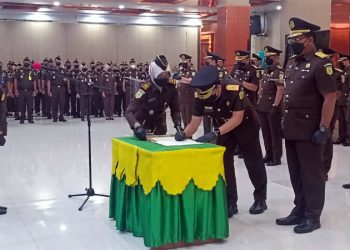 Lantik 15 Pejabat Kejaksaan, Kajati Jatim Ingatkan Penegakan Hukum dan Maksimalkan RJ