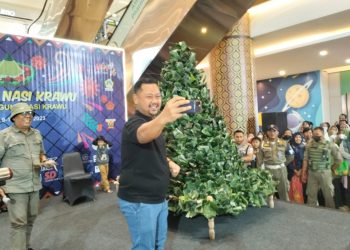 Peringati HPN, Komunitas Wartawan Gresik Persembahkan Tumpeng Raksasa dari 1000 Bungkus Nasi Krawu