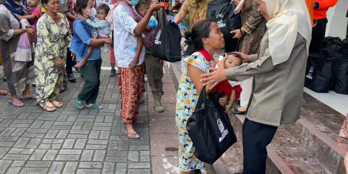 Jelang Ramadhan, Gubernur Khofifah berbagi Kebahagiaan bagikan 650 paket Sembako Pada Warga Di Sekitar Kantor Gubernur 13 Jelang Ramadhan, Gubernur Khofifah berbagi Kebahagiaan bagikan 650 paket Sembako Pada Warga Di Sekitar Kantor Gubernur
