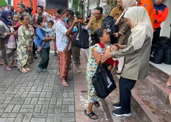 Jelang Ramadhan, Gubernur Khofifah berbagi Kebahagiaan bagikan 650 paket Sembako Pada Warga Di Sekitar Kantor Gubernur