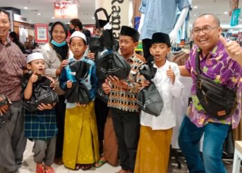 Jurnalis Pokja Grahadi Berbagi Kebahagiaan, 75 Anak Yatim Diajak Beli Baju Lebaran 