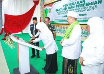 Gubernur Jatim Khofifah Indar Parawansa meresmikan PLTS atap berkapasitas 10.000 Watt di Ponpes Al-Amien Prenduan, Kab. Sumenep 13 Gubernur Jatim Khofifah Indar Parawansa meresmikan PLTS atap berkapasitas 10.000 Watt di Ponpes Al-Amien Prenduan, Kab. Sumenep