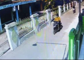 Dua pelaku curi motor di Buduran terekam CCTV