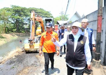 Jelang Musim Hujan, Gubernur Khofifah Lakukan Bersih-Bersih Sungai Avour Sidoarjo