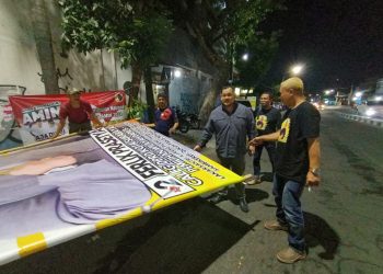 Dukung Bawaslu, Caleg Partai Golkar Felix Prasetya Bongkar APS Mirip APK di Kawasan Wiyung 17 Dukung Bawaslu, Caleg Partai Golkar Felix Prasetya Bongkar APS Mirip APK di Kawasan Wiyung