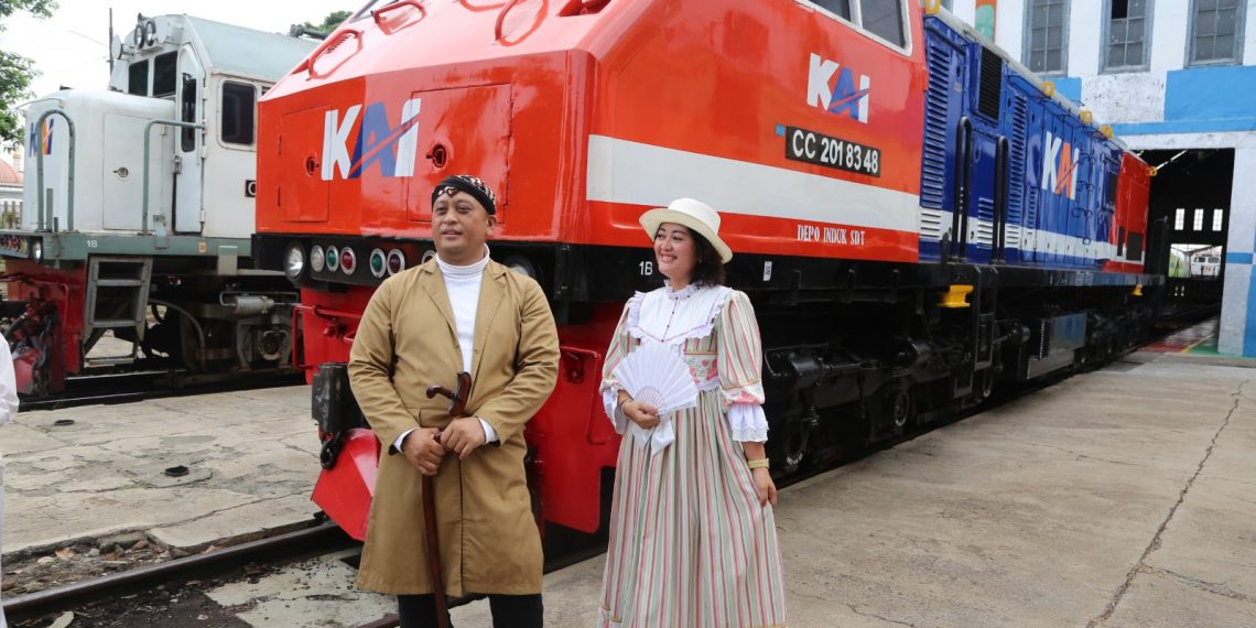 KAI Daop 8 hadirkan Lokomotif Livery Vintage Merah dan Biru Era Tahun 1991 pada Peringati 1 Abad Beroperasinya Depo Sidotopo 13 KAI Daop 8 hadirkan Lokomotif Livery Vintage Merah dan Biru Era Tahun 1991 pada Peringati 1 Abad Beroperasinya Depo Sidotopo