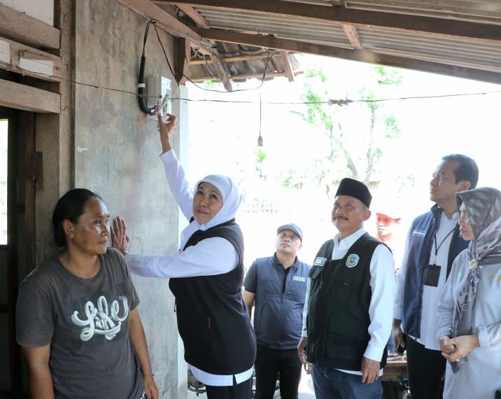 Warga Dusun Merak Situbondo Akhirnya Bisa Nikmati Terangnya Lampu Setelah Menunggu 48 Tahun, Kenapa? 12 Warga Dusun Merak Situbondo Akhirnya Bisa Nikmati Terangnya Lampu Setelah Menunggu 48 Tahun, Kenapa?