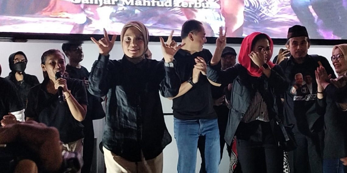 Istri Ganjar Siti Atiqoh Mlaku Mlaku Nang Tunjungan : I love You Full Surabaya 14 Ganjar Siti Qtiqoh datangi Surabaya untuk mendulang suara.
