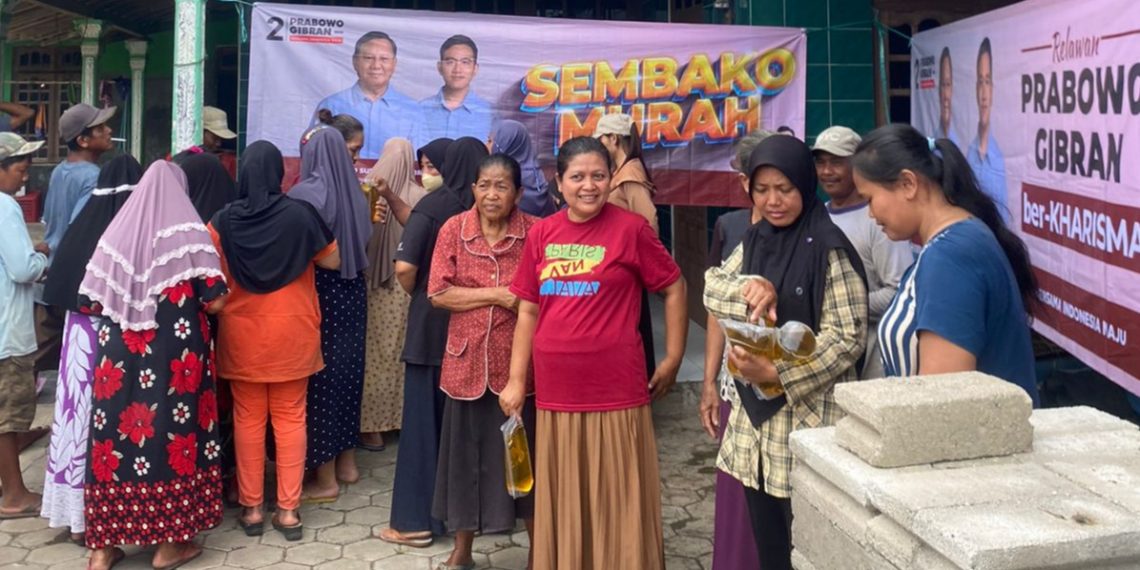 Relawan Prabowo-Gibran Berkharisma Ponorogo Blusukan ke Desa Ngrupit Gelar Sembako Murah