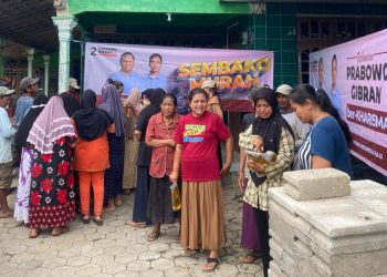 Relawan Prabowo-Gibran Berkharisma Ponorogo Blusukan ke Desa Ngrupit Gelar Sembako Murah