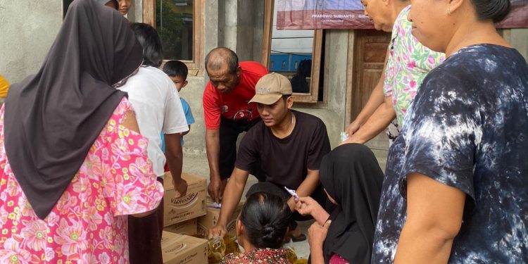 Relawan Prabowo-Gibran Berkharisma Ponorogo Gelar Pasar Sembako Murah di Desa Trisono, 300 Paket Sembako Ludes di Serbu Emak Emak 14 Relawan Prabowo-Gibran Berkharisma Ponorogo Gelar Pasar Sembako Murah di Desa Trisono, 300 Paket Sembako Ludes di Serbu Emak Emak