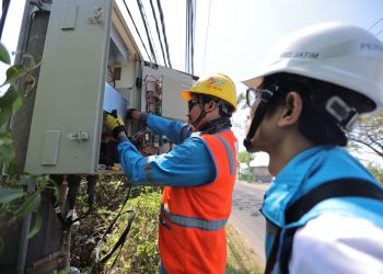 PetugasPLN mengecek instalasi listrik.