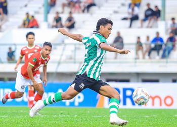 Pemain Deltras Fc Sidoarjo berusaha cetak gol ke gawang Bekasi FC