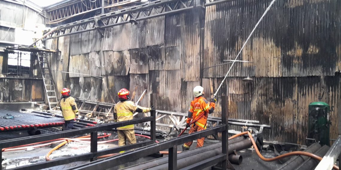 Dua Gudang PT. Steel Pipe Industry Of Indonesia Di Surabaya Terbakar