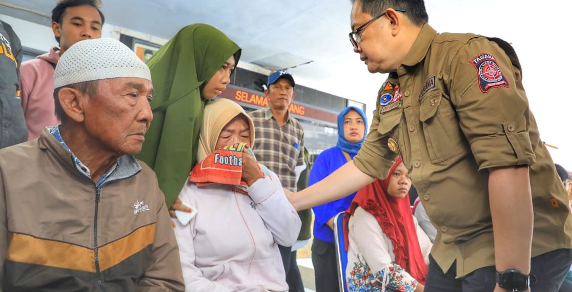 PJ. Adhy Karyono Gubernur Jatim Santuni Korban Longsor Lumajang, Pastikan Pencarian Korban Terus Dilakukan 14 PJ. Adhy Karyono Gubernur Jatim Santuni Korban Longsor Lumajang, Pastikan Pencarian Korban Terus Dilakukan