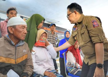 PJ. Adhy Karyono Gubernur Jatim Santuni Korban Longsor Lumajang, Pastikan Pencarian Korban Terus Dilakukan
