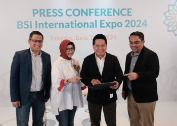 Direktur Utama BSI Hery Gunardi (kanan kedua) bersama Direktur Sales & Distribution BSI Anton Sukarna (kanan pertama), Direktur Compliance Human Capital BSI Tribuana Tunggadewi (kiri kedua) dan SVP Corporate Secretary & Communication BSI Wisnu Sunandar (kiri pertama) saat konferensi pers BSI International Expo di Sentosa Senayan Jakarta, Jumat (14/06).