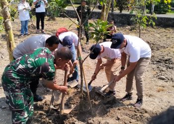PDAM Surabaya Bersama Jurnalis & Konten Kreator Lakukan Penghijauan