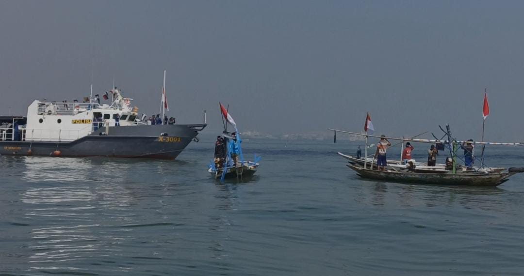 Bersama Nelayan Ditpolairud Polda Jatim Kibarkan Bendera di Selat Madura Pada HUT RI Ke-79