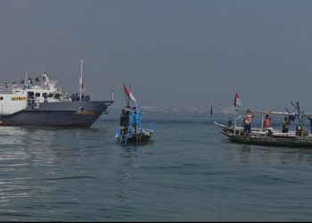 Bersama Nelayan Ditpolairud Polda Jatim Kibarkan Bendera di Selat Madura Pada HUT RI Ke-79