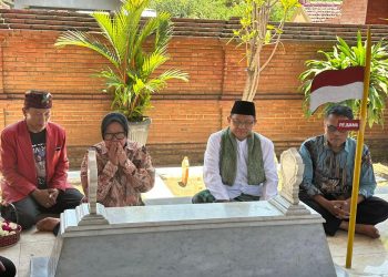 Sebelum Daftar Ke KPU Risma Ziarah Ke Makam Leluhur