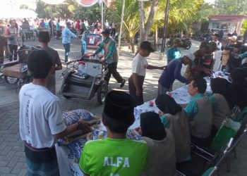Ribuan Tukang Becak Antri Beras Gratis Di Rumah Keluarga Bacabup