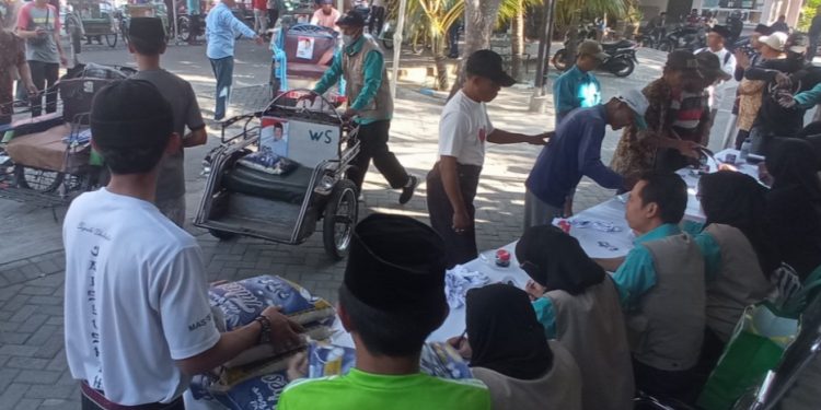 Ribuan Tukang Becak Antri Beras Gratis Di Rumah Keluarga Bacabup