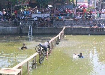 Lomba Ketangkasan Bersepeda Diatas Sungai, Peserta Tercebur Undang Gelak Tawa Penonton