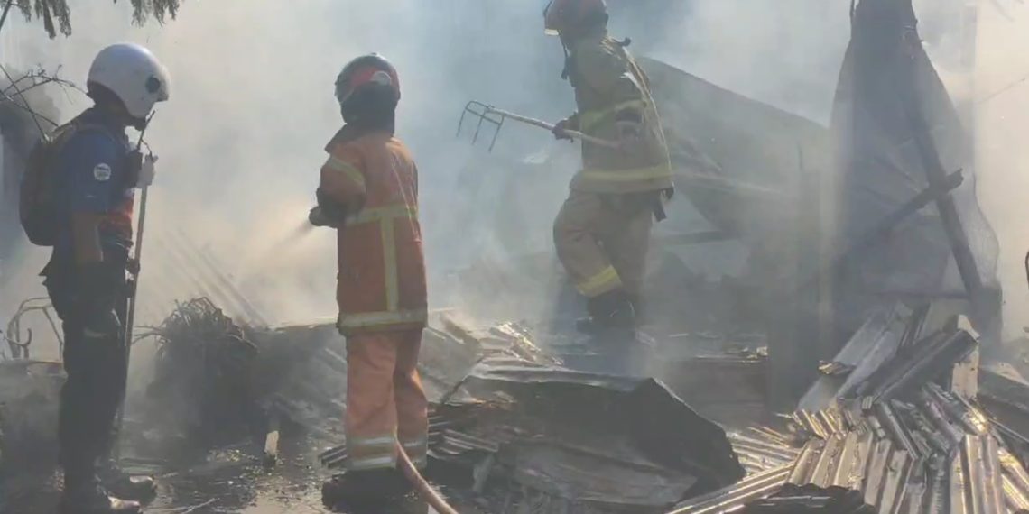 Meteran Listrik “Njeglek” Bangunan Warung Terbakar