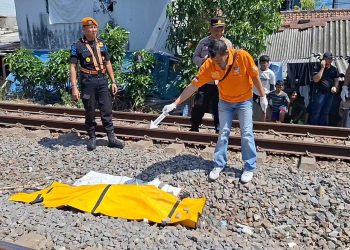 Diteriaki Warga Tak Dengar, Wanita Tewas Tertabrak Kereta Di Perlintasan Ngagel Rejo