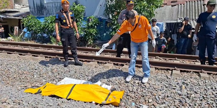 Diteriaki Warga Tak Dengar, Wanita Tewas Tertabrak Kereta Di Perlintasan Ngagel Rejo