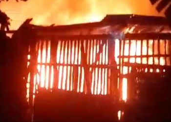 Rumah Pembuat Lontong Di Perak Jombang Terbakar, Diduga Api Tungku Menyambar Tumpukan Kayu